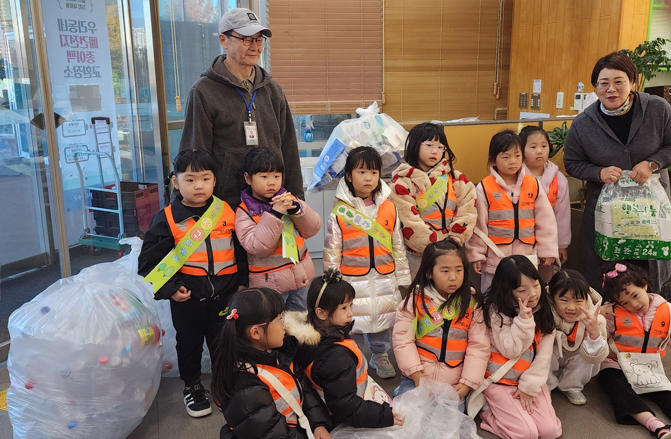 연수구 송도2동 행정복지센터와 주민자치회는 지난 3일 햇빛나무어린이집 원아들과 함께 자원순환가게 체험행사를 진행했다